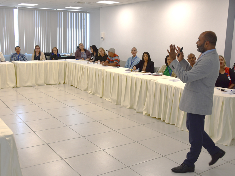 a Dirección General de Jubilaciones y Pensiones a Cargo del Estado (DGJP) impartió una charla dirigida a colaboradores del Ministerio de Industria y Comercio (MIC), con el objetivo de fortalecer el conocimiento sobre el Sistema de Reparto Estatal y los beneficios que este ofrece a los afiliados. Los facilitadores, José Santos y Sebastian Figuereo, representantes de la DGJP, abordaron temas fundamentales relacionados con los procedimientos del sistema y los distintos tipos de pensiones. Durante la charla se explicaron aspectos esenciales del Régimen de Pensiones de Capitalización Individual, el Régimen del Sistema de Reparto, así como la contribución al Sistema de Pensiones y su destino. Asimismo, se trataron temas como la pensión por antigüedad en el servicio y sus requisitos, pensión por sobrevivencia para los beneficiarios del pensionado o afiliado fallecido, y pensión por discapacidad de origen no laboral, entre otros. a Dirección General de Jubilaciones y Pensiones a Cargo del Estado (DGJP) impartió una charla dirigida a colaboradores del Ministerio de Industria y Comercio (MIC), con el objetivo de fortalecer el conocimiento sobre el Sistema de Reparto Estatal y los beneficios que este ofrece a los afiliados.
Los facilitadores, José Santos y Sebastian Figuereo, representantes de la DGJP, abordaron temas fundamentales relacionados con los procedimientos del sistema y los distintos tipos de pensiones.
Durante la charla se explicaron aspectos esenciales del Régimen de Pensiones de Capitalización Individual, el Régimen del Sistema de Reparto, así como la contribución al Sistema de Pensiones y su destino. Asimismo, se trataron temas como la pensión por antigüedad en el servicio y sus requisitos, pensión por sobrevivencia para los beneficiarios del pensionado o afiliado fallecido, y pensión por discapacidad de origen no laboral, entre otros.