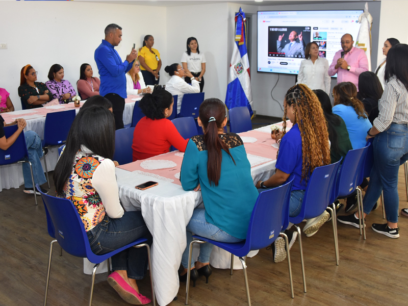 Al celebrarse este 26 de abril el Día de las Secretarias, la Dirección General de Jubilaciones y Pensiones a Cargo del Estado (DGJP), ofreció a sus servidoras un día lleno de emoción con diversas actividades. En el encuentro el subdirector de la DGJP, licenciado Félix Joel Almonte, en representación del director general, licenciado Juan Rosa, al dar las palabras de bienvenida resaltó el compromiso del director de la DGJP con las responsabilidades en la institución, destacando que esto se refleja en los resultados que han sido valorados tanto a lo interno como a lo externo. Al celebrarse este 26 de abril el Día de las Secretarias, la Dirección General de Jubilaciones y Pensiones a Cargo del Estado (DGJP), ofreció a sus servidoras un día lleno de emoción con diversas actividades.
En el encuentro el subdirector de la DGJP, licenciado Félix Joel Almonte, en representación del director general, licenciado Juan Rosa, al dar las palabras de bienvenida resaltó el compromiso del director de la DGJP con las responsabilidades en la institución, destacando que esto se refleja en los resultados que han sido valorados tanto a lo interno como a lo externo.