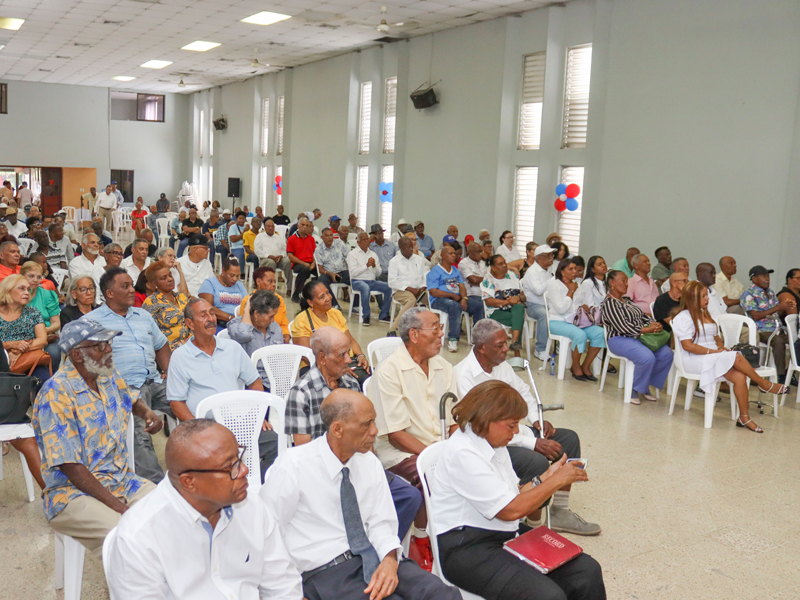 La Dirección General de Jubilaciones y Pensiones a Cargo del Estado (DGJP) participó en el acto de toma de posesión de la nueva Junta Directiva de la Asociación Nacional de Pensionados de la Corporación Dominicana de Empresas Eléctricas Estatales (ANPACODEEE), quienes tendrán a su cargo la gestión de la entidad durante el período 2025-2028.

El licenciado Félix Joel Almonte, subdirector de la DGJP, en representación del director general, licenciado Juan Rosa, felicitó a los nuevos directivos, encabezados por su presidente, el señor Pablo Morillo Almonte, los exhortó a trabajar por el bienestar y la mejora de la calidad de vida de los jubilados y pensionados de ANPACODEEE.

Almonte subrayó también los logros exhibidos en la actual gestión de la DGJP, encabezada por el licenciado Juan Rosa, destacando el aumento significativo de pensiones otorgadas, correspondientes a solidarias del Régimen Subsidiado del Sistema Dominicano de la Seguridad Social, por vejez, discapacidad y de madres solteras, además pensiones por sobrevivencia y por antigüedad en el servicio, entre otras. `