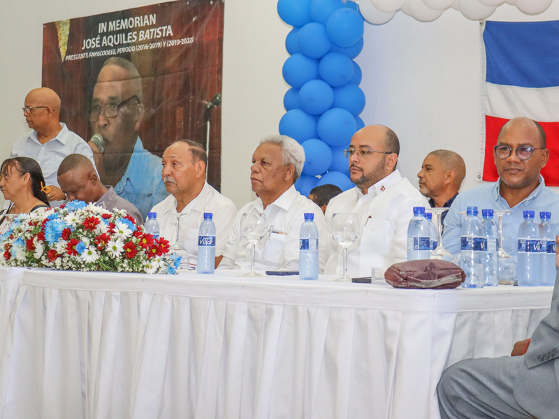 La Dirección General de Jubilaciones y Pensiones a Cargo del Estado (DGJP) participó en el acto de toma de posesión de la nueva Junta Directiva de la Asociación Nacional de Pensionados de la Corporación Dominicana de Empresas Eléctricas Estatales (ANPACODEEE), quienes tendrán a su cargo la gestión de la entidad durante el período 2025-2028.

El licenciado Félix Joel Almonte, subdirector de la DGJP, en representación del director general, licenciado Juan Rosa, felicitó a los nuevos directivos, encabezados por su presidente, el señor Pablo Morillo Almonte, los exhortó a trabajar por el bienestar y la mejora de la calidad de vida de los jubilados y pensionados de ANPACODEEE.

Almonte subrayó también los logros exhibidos en la actual gestión de la DGJP, encabezada por el licenciado Juan Rosa, destacando el aumento significativo de pensiones otorgadas, correspondientes a solidarias del Régimen Subsidiado del Sistema Dominicano de la Seguridad Social, por vejez, discapacidad y de madres solteras, además pensiones por sobrevivencia y por antigüedad en el servicio, entre otras. `