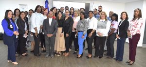 En un firme compromiso con la salud, la solidaridad y el bienestar colectivo, la Dirección General de Jubilaciones y Pensiones a Cargo del Estado (DGJP) realizó una jornada educativa dirigida a sus colaboradores, en coordinación con el Centro de la Sangre y Especialidades y la Fundación Pepe Calderón, con el objetivo de fomentar la donación voluntaria de sangre y concienciar sobre su impacto vital. La actividad fue organizada por la División de Organización del Trabajo y Compensación (DOTC) de la DGJP y estuvo liderada por la doctora Escailin Mateo, quien habló sobre los beneficios de donar sangre, desmontó mitos frecuentes, explicó los criterios de elegibilidad y resaltó el impacto positivo tanto para los donantes como para los receptores.