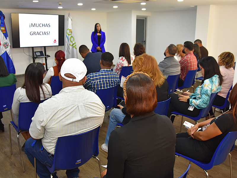 En un firme compromiso con la salud, la solidaridad y el bienestar colectivo, la Dirección General de Jubilaciones y Pensiones a Cargo del Estado (DGJP) realizó una jornada educativa dirigida a sus colaboradores, en coordinación con el Centro de la Sangre y Especialidades y la Fundación Pepe Calderón, con el objetivo de fomentar la donación voluntaria de sangre y concienciar sobre su impacto vital.  La actividad fue organizada por la División de Organización del Trabajo y Compensación (DOTC) de la DGJP y estuvo liderada por la doctora Escailin Mateo, quien habló sobre los beneficios de donar sangre, desmontó mitos frecuentes, explicó los criterios de elegibilidad y resaltó el impacto positivo tanto para los donantes como para los receptores. En un firme compromiso con la salud, la solidaridad y el bienestar colectivo, la Dirección General de Jubilaciones y Pensiones a Cargo del Estado (DGJP) realizó una jornada educativa dirigida a sus colaboradores, en coordinación con el Centro de la Sangre y Especialidades y la Fundación Pepe Calderón, con el objetivo de fomentar la donación voluntaria de sangre y concienciar sobre su impacto vital.
La actividad fue organizada por la División de Organización del Trabajo y Compensación (DOTC) de la DGJP y estuvo liderada por la doctora Escailin Mateo, quien habló sobre los beneficios de donar sangre, desmontó mitos frecuentes, explicó los criterios de elegibilidad y resaltó el impacto positivo tanto para los donantes como para los receptores.