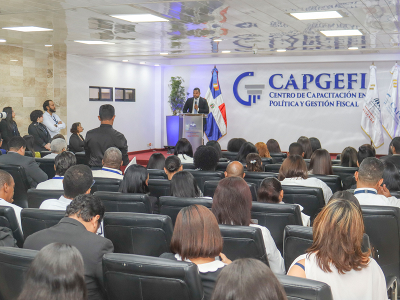 Colaboradores de la dirección General de Jubilaciones y Pensiones a Cargo del Estado (DGJP), fueron destacados este miércoles durante la graduación del Diplomado en Planificación y Gestión de Proyectos de Inversión Pública, impartido por el Centro de Capacitación en Política y Gestión Fiscal (CAPGEFI). 