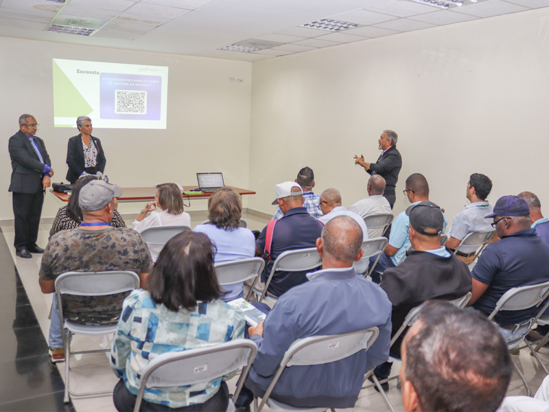 Con el objetivo de fortalecer los conocimientos en materia de pensiones entre los servidores públicos del Consejo Dominicano de Pesca y Acuicultura (CODOPESCA) y la Oficina para el Reordenamiento del Transporte (OPRET), la Dirección General de Jubilaciones y Pensiones a Cargo del Estado (DGJP) impartió la charla titulada "Sistema de Reparto: procedimientos y beneficios para los afiliados".
Las capacitaciones estuvieron a cargo de los licenciados, Francia de los Santos, José Santos y Sebastián Figuereo, facilitadores de la DGJP, quienes abordaron temas fundamentales relacionados con el Sistema de Reparto Estatal y su marco legal.
