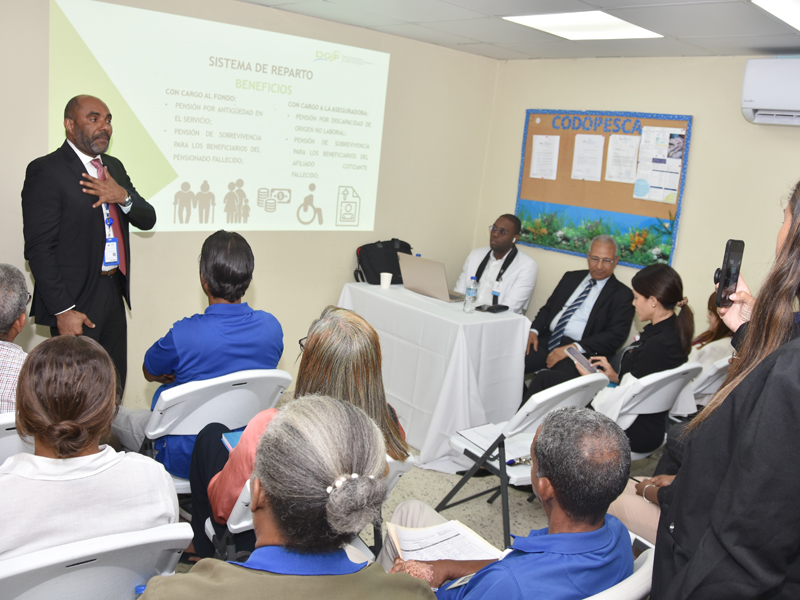 Con el objetivo de fortalecer los conocimientos en materia de pensiones entre los servidores públicos del Consejo Dominicano de Pesca y Acuicultura (CODOPESCA) y la Oficina para el Reordenamiento del Transporte (OPRET), la Dirección General de Jubilaciones y Pensiones a Cargo del Estado (DGJP) impartió la charla titulada "Sistema de Reparto: procedimientos y beneficios para los afiliados".
Las capacitaciones estuvieron a cargo de los licenciados, Francia de los Santos, José Santos y Sebastián Figuereo, facilitadores de la DGJP, quienes abordaron temas fundamentales relacionados con el Sistema de Reparto Estatal y su marco legal.
