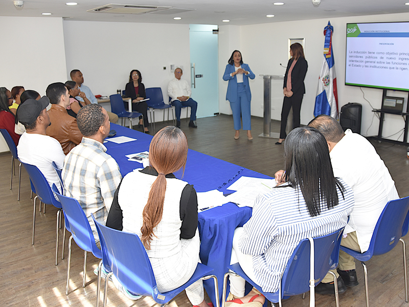 Con el objetivo de orientar a los servidores público de nuevo ingreso, la Dirección General de Jubilaciones y Pensiones a Cargo del Estado (DGJP) impartió una charla titulada “Inducción Institucional” a los nuevos integrantes de la DGJP. La capacitación, que tuvo como objetivo dotar a los nuevos servidores públicos de una efectiva orientación general sobre las funciones de la DGJP, estuvo a cargo del departamento de Recursos Humanos, en coordinación con la División de Reclutamiento y Selección de personal. Con el objetivo de orientar a los servidores público de nuevo ingreso, la Dirección General de Jubilaciones y Pensiones a Cargo del Estado (DGJP) impartió una charla titulada “Inducción Institucional” a los nuevos integrantes de la DGJP.
La capacitación, que tuvo como objetivo dotar a los nuevos servidores públicos de una efectiva orientación general sobre las funciones de la DGJP, estuvo a cargo del departamento de Recursos Humanos, en coordinación con la División de Reclutamiento y Selección de personal.