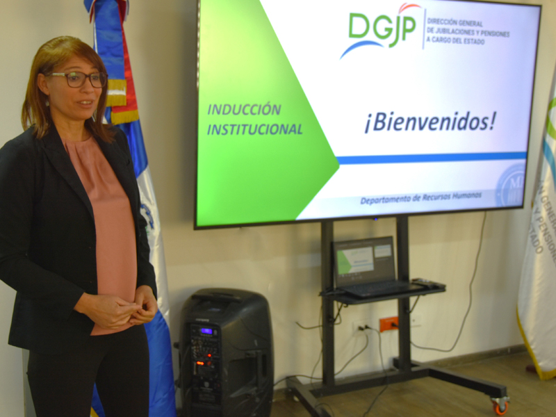 Con el objetivo de orientar a los servidores público de nuevo ingreso, la Dirección General de Jubilaciones y Pensiones a Cargo del Estado (DGJP) impartió una charla titulada “Inducción Institucional” a los nuevos integrantes de la DGJP. La capacitación, que tuvo como objetivo dotar a los nuevos servidores públicos de una efectiva orientación general sobre las funciones de la DGJP, estuvo a cargo del departamento de Recursos Humanos, en coordinación con la División de Reclutamiento y Selección de personal. Con el objetivo de orientar a los servidores público de nuevo ingreso, la Dirección General de Jubilaciones y Pensiones a Cargo del Estado (DGJP) impartió una charla titulada “Inducción Institucional” a los nuevos integrantes de la DGJP.
La capacitación, que tuvo como objetivo dotar a los nuevos servidores públicos de una efectiva orientación general sobre las funciones de la DGJP, estuvo a cargo del departamento de Recursos Humanos, en coordinación con la División de Reclutamiento y Selección de personal.