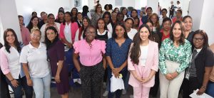 La Dirección General de Jubilaciones y Pensiones a Cargo del Estado (DGJP) celebró este viernes el Día de las Madres con el taller “Madres en Equilibrio”, emotivo y afable encuentro que reunió a cientos de madres de las diferentes a áreas que conforman la institución. En el evento, al dar las palabras de bienvenida, el director general de la DGJP, licenciado Juan Rosa, destacó la labor loable y el papel que desempeña las madres en la sociedad, resaltando además que “la mujer merece todo el honor del mundo, cariño y respeto, ya que son las que no engendran”. Asimismo, el funcionario extendió sus felicitaciones a todas las colaboradoras de la institución, destacando además que todos los días hay que rendir tributo y celebrar a todas las madres.
