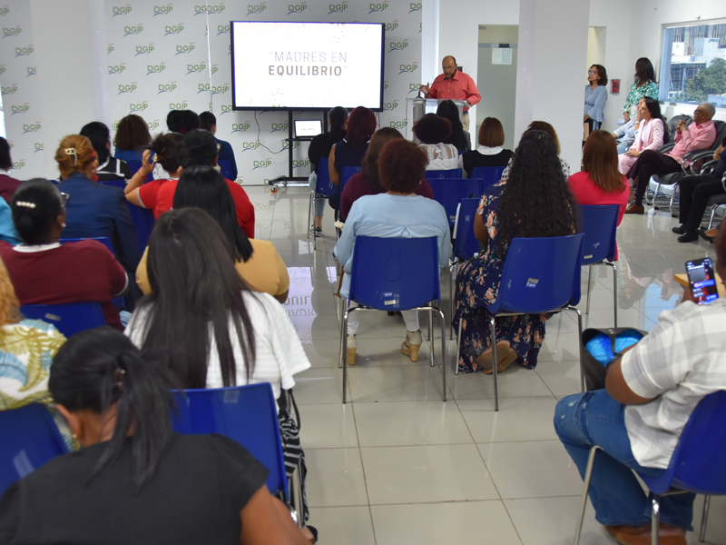 La Dirección General de Jubilaciones y Pensiones a Cargo del Estado (DGJP) celebró este viernes el Día de las Madres con el taller “Madres en Equilibrio”, emotivo y afable encuentro que reunió a cientos de madres de las diferentes a áreas que conforman la institución.

En el evento, al dar las palabras de bienvenida, el director general de la DGJP, licenciado Juan Rosa, destacó la labor loable y el papel que desempeña las madres en la sociedad, resaltando además que “la mujer merece todo el honor del mundo, cariño y respeto, ya que son las que no engendran”.

Asimismo, el funcionario extendió sus felicitaciones a todas las colaboradoras de la institución, destacando además que todos los días hay que rendir tributo y celebrar a todas las madres.