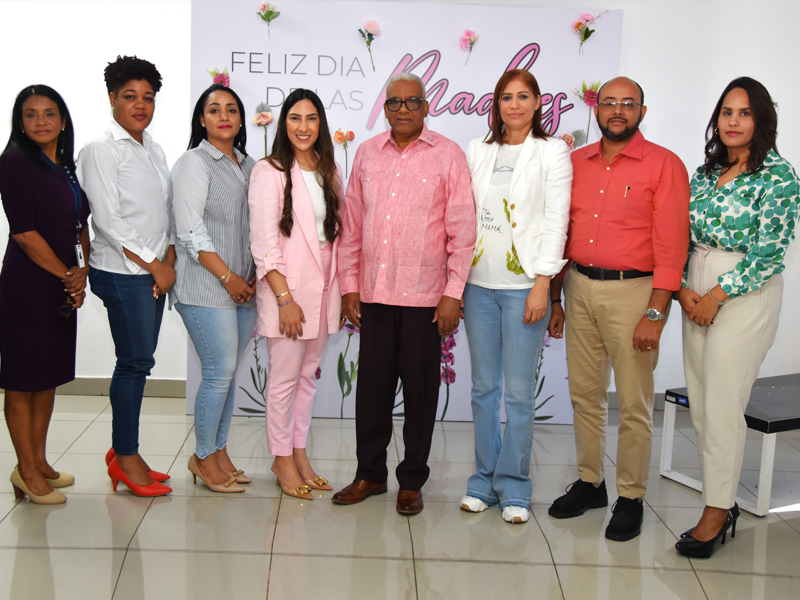 La Dirección General de Jubilaciones y Pensiones a Cargo del Estado (DGJP) celebró este viernes el Día de las Madres con el taller “Madres en Equilibrio”, emotivo y afable encuentro que reunió a cientos de madres de las diferentes a áreas que conforman la institución.

En el evento, al dar las palabras de bienvenida, el director general de la DGJP, licenciado Juan Rosa, destacó la labor loable y el papel que desempeña las madres en la sociedad, resaltando además que “la mujer merece todo el honor del mundo, cariño y respeto, ya que son las que no engendran”.

Asimismo, el funcionario extendió sus felicitaciones a todas las colaboradoras de la institución, destacando además que todos los días hay que rendir tributo y celebrar a todas las madres.