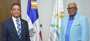 El director general de Jubilaciones y Pensiones, licenciado Juan Rosa, sostuvo un encuentro de cortesía con el diputado de la provincia Valverde, Rubén Darío Peñaló. Durante la reunión, ambos funcionarios abordaron asuntos de interés mutuo y de la vida nacional.