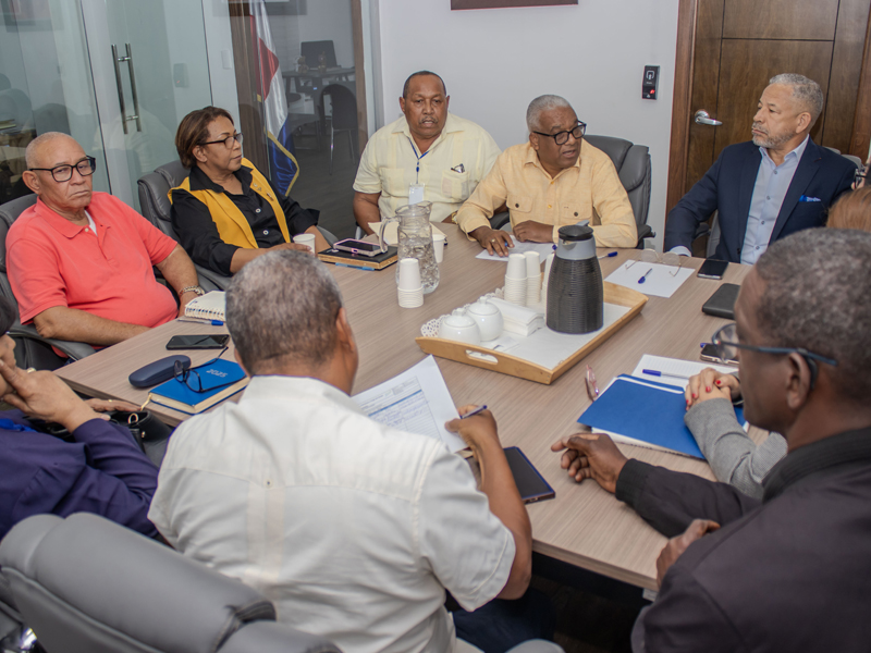 El director general de Jubilaciones y Pensiones a Cargo del Estado (DGJP), licenciado Juan Rosa, recibió en su despacho la visita de varios gremios de enfermeras del Distrito Nacional, con quienes abordó distintos temas de interés para el sector. En representación de las agrupaciones, asistieron Francisco García, presidente  de la   Unión Nacional de Servicios de Enfermería Dominicana (UNACE CNTD), Jesus Frías, presidente de la  Asociación de Enfermeras del Instituto Dominicano de Seguros Sociales, Ramón Rodríguez, secretario adjunto del Sindicato Nacional de trabajadores de Enfermería (SINATRAE)