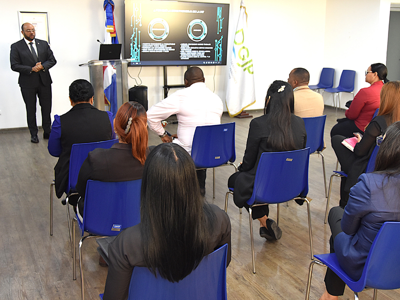 En el marco del celebración de la Semana de la Creatividad e Innovación, que se realiza del 19 al 23 de mayo, la Dirección General de Jubilaciones y Pensiones a Cargo del Estado (DGJP), impartió este lunes la charla titulada “IA para auxiliares y secretarias”. La actividad formativa dirigida a los grupos ocupacionales I y II, tiene como objetivo introducir herramientas prácticas de inteligencia artificial aplicables a las funciones y operatividad diaria del personal auxiliar y de apoyo administrativo.