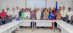 La Dirección General de Jubilaciones y Pensiones a Cargo del Estado (DGJP) impartió el fin de semana una charla dirigida a colaboradores de la Oficina Nacional de la Propiedad Industrial (ONAPI), con el objetivo de fortalecer sus conocimientos sobre el Sistema de Reparto Estatal y los beneficios que este ofrece a sus afiliados. La actividad fue realizada en el salón de conferencias de ONAPI y contó con la participación de los expositores de la DGJP, el licenciado José Santos y el señor Sebastián Figuereo, quienes abordaron temas fundamentales relacionados con el Régimen de Pensiones de Capitalización Individual y el Sistema de Reparto Estatal.