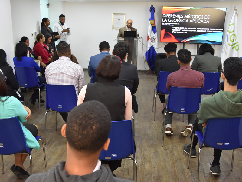 La Direccion General de Jubilaciones y Pensiones a Cargo del Estado (DGJP), culminó este jueves con éxitos la Semana de la Creatividad e Innovación, donde colaboradores de las distintas áreas de la entidad participaron de diferentes charlas en el ámbito de la tecnología, la ingeniería y el medio ambiente. Al dar formal inicio a la actividad, el subdirector de la DGJP, licenciado Félix Joel Almonte, en representación del director general, licenciado Juan Rosa, resaltó que “la clausura de la Semana de Innovación no representa como tal el cierre de todo lo realizado durante esta semana, sino que, es el inicio para seguir construyendo una Dirección de Pensiones más fuerte y eficiente con el uso de las nuevas tecnologías, tanto para el público externo como interno, pero principalmente para los jubilados y pensionados, que son nuestra razón de ser’’. La Direccion General de Jubilaciones y Pensiones a Cargo del Estado (DGJP), culminó este jueves con éxitos la Semana de la Creatividad e Innovación, donde colaboradores de las distintas áreas de la entidad participaron de diferentes charlas en el ámbito de la tecnología, la ingeniería y el medio ambiente.
Al dar formal inicio a la actividad, el subdirector de la DGJP, licenciado Félix Joel Almonte, en representación del director general, licenciado Juan Rosa, resaltó que “la clausura de la Semana de Innovación no representa como tal el cierre de todo lo realizado durante esta semana, sino que, es el inicio para seguir construyendo una Dirección de Pensiones más fuerte y eficiente con el uso de las nuevas tecnologías, tanto para el público externo como interno, pero principalmente para los jubilados y pensionados, que son nuestra razón de ser’’.