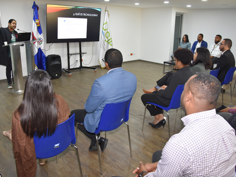 La Direccion General de Jubilaciones y Pensiones a Cargo del Estado (DGJP), culminó este jueves con éxitos la Semana de la Creatividad e Innovación, donde colaboradores de las distintas áreas de la entidad participaron de diferentes charlas en el ámbito de la tecnología, la ingeniería y el medio ambiente. Al dar formal inicio a la actividad, el subdirector de la DGJP, licenciado Félix Joel Almonte, en representación del director general, licenciado Juan Rosa, resaltó que “la clausura de la Semana de Innovación no representa como tal el cierre de todo lo realizado durante esta semana, sino que, es el inicio para seguir construyendo una Dirección de Pensiones más fuerte y eficiente con el uso de las nuevas tecnologías, tanto para el público externo como interno, pero principalmente para los jubilados y pensionados, que son nuestra razón de ser’’. La Direccion General de Jubilaciones y Pensiones a Cargo del Estado (DGJP), culminó este jueves con éxitos la Semana de la Creatividad e Innovación, donde colaboradores de las distintas áreas de la entidad participaron de diferentes charlas en el ámbito de la tecnología, la ingeniería y el medio ambiente.
Al dar formal inicio a la actividad, el subdirector de la DGJP, licenciado Félix Joel Almonte, en representación del director general, licenciado Juan Rosa, resaltó que “la clausura de la Semana de Innovación no representa como tal el cierre de todo lo realizado durante esta semana, sino que, es el inicio para seguir construyendo una Dirección de Pensiones más fuerte y eficiente con el uso de las nuevas tecnologías, tanto para el público externo como interno, pero principalmente para los jubilados y pensionados, que son nuestra razón de ser’’.