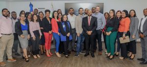 La Direccion General de Jubilaciones y Pensiones a Cargo del Estado (DGJP), dando continuidad  a  la celebración de la Semana de la Creatividad e Innovación, que se realiza del 19 al 23 de mayo, impartió la charla titulada “IA Aplicada”, esta vez dirigido a los colaboradores de los  grupos ocupacionales  III, IV y V, con la finalidad de fomentar una cultura de aprendizaje continuo y actualización profesional frente a los avances de la inteligencia artificial. En el evento en el que participaron servidores  públicos de las diferentes áreas  de las DGJP, el subdirector de la entidad,  licenciado Felix Joel Almonte, en representación  del director general, licenciado  Juan Rosa, al ofrecer las  palabras centrales destacó que la Inteligencia Artificial tiene una importancia creciente en las organizaciones gubernamentales de la República Dominicana, y en el caso particular de la DGJP, representa una herramienta estratégica clave para modernizar, transparentar y eficientizar la gestión pública.