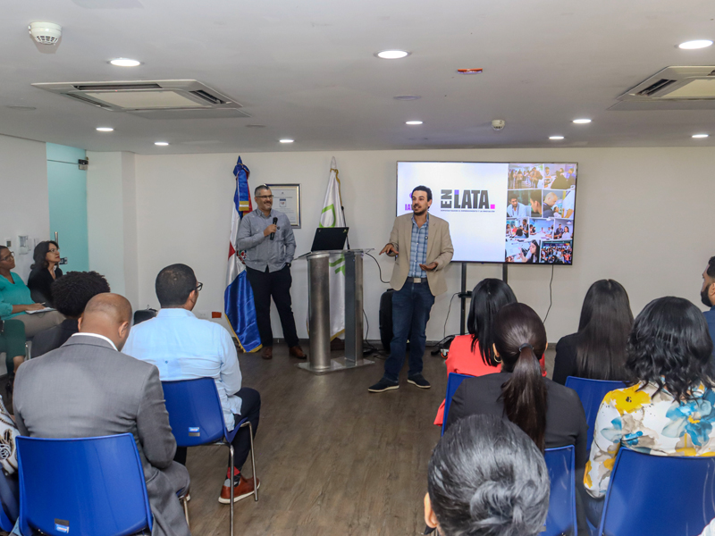 La Direccion General de Jubilaciones y Pensiones a Cargo del Estado (DGJP), dando continuidad  a  la celebración de la Semana de la Creatividad e Innovación, que se realiza del 19 al 23 de mayo, impartió la charla titulada “IA Aplicada”, esta vez dirigido a los colaboradores de los  grupos ocupacionales  III, IV y V, con la finalidad de fomentar una cultura de aprendizaje continuo y actualización profesional frente a los avances de la inteligencia artificial.

En el evento en el que participaron servidores  públicos de las diferentes áreas  de las DGJP, el subdirector de la entidad,  licenciado Felix Joel Almonte, en representación  del director general, licenciado  Juan Rosa, al ofrecer las  palabras centrales destacó que la Inteligencia Artificial tiene una importancia creciente en las organizaciones gubernamentales de la República Dominicana, y en el caso particular de la DGJP, representa una herramienta estratégica clave para modernizar, transparentar y eficientizar la gestión pública.