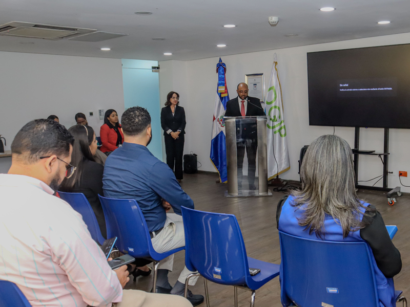 La Direccion General de Jubilaciones y Pensiones a Cargo del Estado (DGJP), dando continuidad  a  la celebración de la Semana de la Creatividad e Innovación, que se realiza del 19 al 23 de mayo, impartió la charla titulada “IA Aplicada”, esta vez dirigido a los colaboradores de los  grupos ocupacionales  III, IV y V, con la finalidad de fomentar una cultura de aprendizaje continuo y actualización profesional frente a los avances de la inteligencia artificial.

En el evento en el que participaron servidores  públicos de las diferentes áreas  de las DGJP, el subdirector de la entidad,  licenciado Felix Joel Almonte, en representación  del director general, licenciado  Juan Rosa, al ofrecer las  palabras centrales destacó que la Inteligencia Artificial tiene una importancia creciente en las organizaciones gubernamentales de la República Dominicana, y en el caso particular de la DGJP, representa una herramienta estratégica clave para modernizar, transparentar y eficientizar la gestión pública.