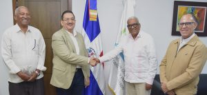 El director general de Jubilaciones y Pensiones, licenciado Juan Rosa, recibió en su despacho la visita del senador de la provincia Hato Mayor, doctor Cristóbal Castillo (Joselo), con quien estuvo abordando temas de interés para ambas partes. El senador Castillo estuvo acompañado por el diputado por la misma provincia, Héctor Rosa y el señor Ángel Rijo.