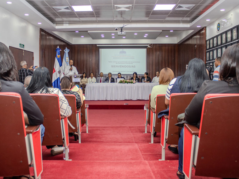 La Dirección General de Jubilaciones y Pensiones a Cargo del Estado (DGJP) impartió una charla informativa dirigida a colaboradores del Instituto Agrario Dominicano, con el objetivo de fortalecer sus conocimientos sobre el Sistema de Reparto Estatal y los beneficios que este ofrece a los afiliados.

En representación de la DGJP, los facilitadores José Santos, Francia De los Santos y Sebastián Figuereo, abordaron temas esenciales relacionados con el Régimen de Pensiones de Capitalización Individual y el Sistema de Reparto Estatal. Durante su intervención, explicaron el destino de las contribuciones, los diferentes tipos de pensiones disponibles y los requisitos para acceder a ellas.