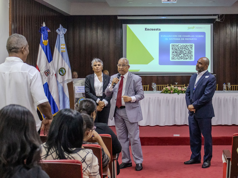 La Dirección General de Jubilaciones y Pensiones a Cargo del Estado (DGJP) impartió una charla informativa dirigida a colaboradores del Instituto Agrario Dominicano, con el objetivo de fortalecer sus conocimientos sobre el Sistema de Reparto Estatal y los beneficios que este ofrece a los afiliados.

En representación de la DGJP, los facilitadores José Santos, Francia De los Santos y Sebastián Figuereo, abordaron temas esenciales relacionados con el Régimen de Pensiones de Capitalización Individual y el Sistema de Reparto Estatal. Durante su intervención, explicaron el destino de las contribuciones, los diferentes tipos de pensiones disponibles y los requisitos para acceder a ellas.