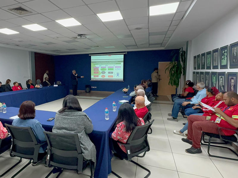 Con el objetivo de fortalecer los conocimientos en materia de pensiones entre los servidores públicos del Ministerio de Turismo, la Dirección General de Jubilaciones y Pensiones a Cargo del Estado (DGJP) impartió la charla titulada "Sistema de Reparto: procedimientos y beneficios para los afiliados.
La charla fue conducida por los expertos Sebastián Figuereo y José Santos, colaboradores de la DGJP, quienes explicaron los pasos, requisitos y herramientas necesarias para acceder a una pensión a través del Sistema de Reparto.
