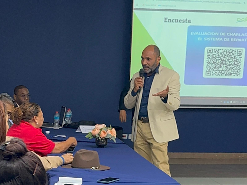 Con el objetivo de fortalecer los conocimientos en materia de pensiones entre los servidores públicos del Ministerio de Turismo, la Dirección General de Jubilaciones y Pensiones a Cargo del Estado (DGJP) impartió la charla titulada "Sistema de Reparto: procedimientos y beneficios para los afiliados.
La charla fue conducida por los expertos Sebastián Figuereo y José Santos, colaboradores de la DGJP, quienes explicaron los pasos, requisitos y herramientas necesarias para acceder a una pensión a través del Sistema de Reparto.
