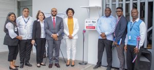 La Comisión de Integridad Gubernamental y Cumplimiento Normativo (CIGCN) de la Dirección General de Jubilaciones y Pensiones a Cargo del Estado, (DGJP), inauguró hoy el Buzón Físico de Denuncias Ciudadanas, con el objetivo de reforzar el compromiso institucional con la transparencia, la ética e integridad y de generar confianza entre los usuarios, pensionados y ciudadanos. El acto inaugural del Buzón fue llevado a cabo en explanada frontal de la sede principal de la DGJP con la presencia del subdirector Felix Joel Almonte y Carmen Celeste Mañon, coordinadora general de la CIGCN, quienes tuvieron a cargo el corte de cinta. El subdirector Felix Joel Almonte, en representación del director general Juan Rosa, tuvo a su cargo el discurso central del evento, quien señaló que más que cumplir con una normativa, se habilita un canal seguro, confidencial y accesible para que cualquier ciudadano pueda denunciar actos de corrupción, negligencia o cualquier irregularidad,” dijo además que, “Este acto refleja nuestro compromiso con los principios de ética, integridad y rendición de cuentas”