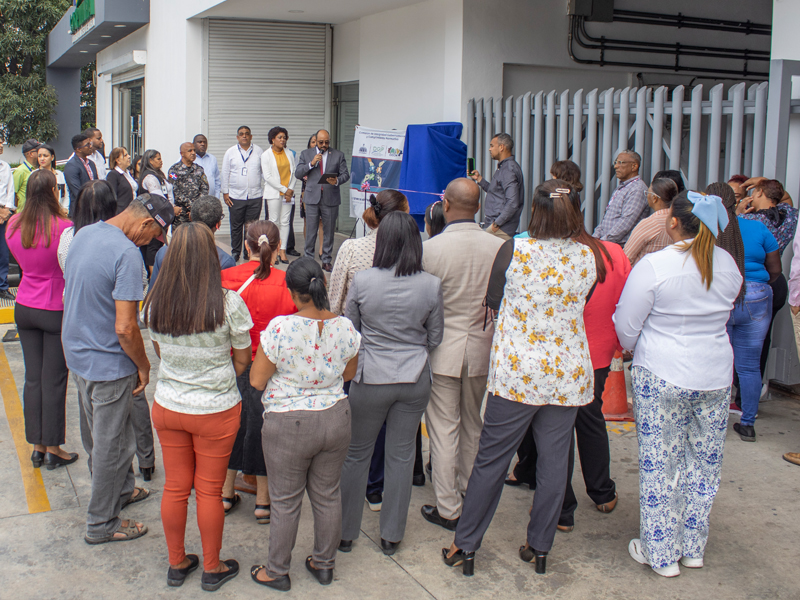 La Comisión de Integridad Gubernamental y Cumplimiento Normativo (CIGCN) de la Dirección General de Jubilaciones y Pensiones a Cargo del Estado, (DGJP), inauguró hoy el Buzón Físico de Denuncias Ciudadanas, con el objetivo de reforzar el compromiso institucional con la transparencia, la ética e integridad y de generar confianza entre los usuarios, pensionados y ciudadanos. El acto inaugural del Buzón fue llevado a cabo en explanada frontal de la sede principal de la DGJP con la presencia del subdirector Felix Joel Almonte y Carmen Celeste Mañon, coordinadora general de la CIGCN, quienes tuvieron a cargo el corte de cinta. El subdirector Felix Joel Almonte, en representación del director general Juan Rosa, tuvo a su cargo el discurso central del evento, quien señaló que más que cumplir con una normativa, se habilita un canal seguro, confidencial y accesible para que cualquier ciudadano pueda denunciar actos de corrupción, negligencia o cualquier irregularidad,” dijo además que, “Este acto refleja nuestro compromiso con los principios de ética, integridad y rendición de cuentas” La Comisión de Integridad Gubernamental y Cumplimiento Normativo (CIGCN) de la Dirección General de Jubilaciones y Pensiones a Cargo del Estado, (DGJP), inauguró hoy el Buzón Físico de Denuncias Ciudadanas, con el objetivo de reforzar el compromiso institucional con la transparencia, la ética e integridad y de generar confianza entre los usuarios, pensionados y ciudadanos. El acto inaugural del Buzón fue llevado a cabo en explanada frontal de la sede principal de la DGJP con la presencia del subdirector Felix Joel Almonte y Carmen Celeste Mañon, coordinadora general de la CIGCN, quienes tuvieron a cargo el corte de cinta. El subdirector Felix Joel Almonte, en representación del director general Juan Rosa, tuvo a su cargo el discurso central del evento, quien señaló que más que cumplir con una normativa, se habilita un canal seguro, confidencial y accesible para que cualquier ciudadano pueda denunciar actos de corrupción, negligencia o cualquier irregularidad,” dijo además que, “Este acto refleja nuestro compromiso con los principios de ética, integridad y rendición de cuentas”