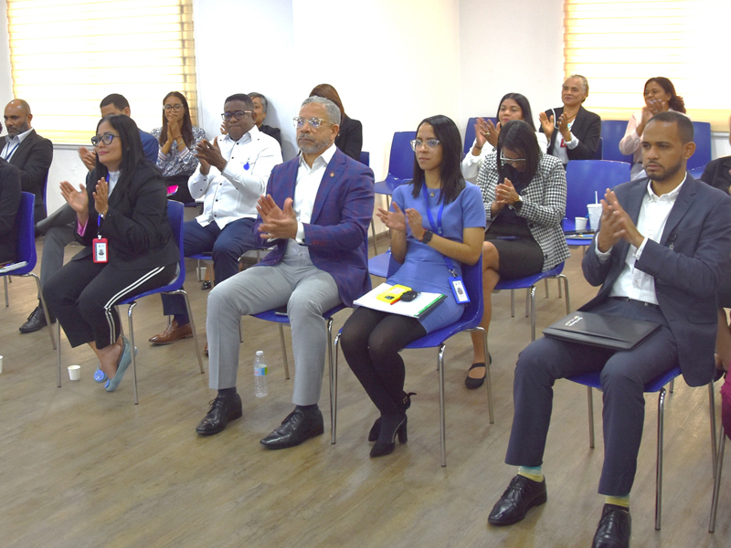 Tras un mes de intensa formación, la Dirección General de Jubilaciones y Pensiones a Cargo del Estado (DGJP), en alianza con la Superintendencia de Pensiones (SIPEN), finalizaron con éxito el primer Diplomado en Sistema Dominicano de Pensiones, dirigido a directores, encargados departamentales, jefes de división y técnicos de diferentes áreas de la DGJP.