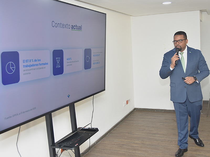 Tras un mes de intensa formación, la Dirección General de Jubilaciones y Pensiones a Cargo del Estado (DGJP), en alianza con la Superintendencia de Pensiones (SIPEN), finalizaron con éxito el primer Diplomado en Sistema Dominicano de Pensiones, dirigido a directores, encargados departamentales, jefes de división y técnicos de diferentes áreas de la DGJP.