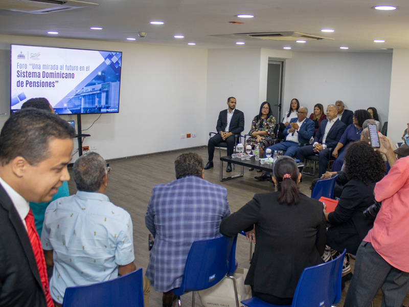 Con la finalidad de debatir y analizar el futuro del sistema de pensiones de la República Dominicana, la Dirección General de Jubilaciones y Pensiones a Cargo del Estado (DGJP) llevó a cabo este martes el foro titulado “Una mirada al futuro en el Sistema Dominicano de Pensiones”, dirigido comunicadores. La ponencia del evento estuvo a cargo del director general de la DGJP, licenciado Juan Rosa, quien destacó la situación actual del sistema dominicano de pensiones, sus principales desafíos, perspectivas de transformación y su impacto social, basándose en tres ejes fundamentales, tales como, ampliar la cobertura del sistema de pensiones, aumentar la suficiencia de las pensiones y revisar el modelo de capitalización individual. El licenciado Rosa puntualizó que “el futuro del sistema de pensiones no puede ser solo una preocupación del Estado, es una responsabilidad compartida que requiere la participación de todos los trabajadores, los empleadores, la sociedad civil y los organismos internacionales”. Con la finalidad de debatir y analizar el futuro del sistema de pensiones de la República Dominicana, la Dirección General de Jubilaciones y Pensiones a Cargo del Estado (DGJP) llevó a cabo este martes el foro titulado “Una mirada al futuro en el Sistema Dominicano de Pensiones”, dirigido comunicadores.
La ponencia del evento estuvo a cargo del director general de la DGJP, licenciado Juan Rosa, quien destacó la situación actual del sistema dominicano de pensiones, sus principales desafíos, perspectivas de transformación y su impacto social, basándose en tres ejes fundamentales, tales como, ampliar la cobertura del sistema de pensiones, aumentar la suficiencia de las pensiones y revisar el modelo de capitalización individual.
El licenciado Rosa puntualizó que “el futuro del sistema de pensiones no puede ser solo una preocupación del Estado, es una responsabilidad compartida que requiere la participación de todos los trabajadores, los empleadores, la sociedad civil y los organismos internacionales”.
