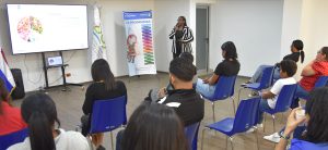 Con el objetivo de fortalecer los conocimientos y promover el bienestar integral de sus colaboradores, la Dirección General de Jubilaciones y Pensiones a Cargo del Estado (DGJP) impartió la charla titulada “Estilo de Vida Saludable”, dirigida al personal de la institución. La actividad fue coordinada por el departamento de Recursos Humano, de la DGJP. con el apoyo del Seguro Nacional de Salud (SeNaSa) y tuvo como propósito concienciar sobre los principales elementos que componen un estilo de vida saludable, tanto en el ámbito físico como mental. La charla fue conducida por la doctora Wilmery Arvelo, quien destacó que cada individuo es responsable de prevenir enfermedades. Subrayó la importancia de una alimentación de calidad como base fundamental para preservar la salud y mantener una vida equilibrada.