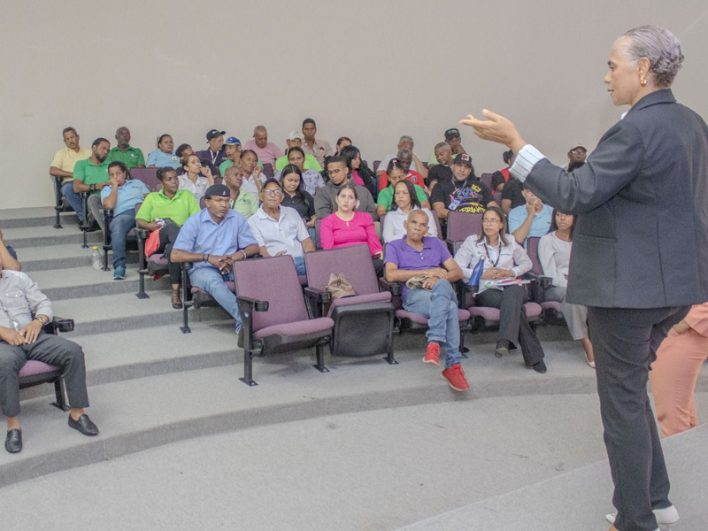 La Dirección General de Jubilaciones y Pensiones a Cargo del Estado (DGJP) impartió una charla formativa dirigida a colaboradores del Jardín Botánico Nacional, con el objetivo de fortalecer el conocimiento sobre el Sistema de Reparto Estatal y los beneficios que este ofrece a los afiliados. La actividad estuvo a cargo de las facilitadoras Francia de los Santos y Ligia de la Cruz, representantes del Departamento de Sistema de Reparto y Control de Pensionados, bajo la dirección de la licenciada María Isabel Niña. Durante la jornada se abordaron temas fundamentales relacionados con los procedimientos del sistema y los distintos tipos de pensiones disponibles. La Dirección General de Jubilaciones y Pensiones a Cargo del Estado (DGJP) impartió una charla formativa dirigida a colaboradores del Jardín Botánico Nacional, con el objetivo de fortalecer el conocimiento sobre el Sistema de Reparto Estatal y los beneficios que este ofrece a los afiliados.
La actividad estuvo a cargo de las facilitadoras Francia de los Santos y Ligia de la Cruz, representantes del Departamento de Sistema de Reparto y Control de Pensionados, bajo la dirección de la licenciada María Isabel Niña. Durante la jornada se abordaron temas fundamentales relacionados con los procedimientos del sistema y los distintos tipos de pensiones disponibles.