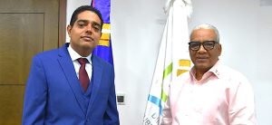 El director general de Jubilaciones y Pensiones, licenciado Juan Rosa, recibió en su despacho la visita del director de la Unidad de Proyectos Especiales del Ministerio de Obras Públicas y Comunicaciones (MOPC), Osiris Antonio Decena Espinal. Durante la visita, ambos funcionarios dialogaron sobre diversos temas de interés mutuo, con el objetivo de fortalecer y estrechar los lazos institucionales.