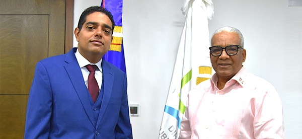 El director general de Jubilaciones y Pensiones, licenciado Juan Rosa, recibió en su despacho la visita del director de la Unidad de Proyectos Especiales del Ministerio de Obras Públicas y Comunicaciones (MOPC), Osiris Antonio Decena Espinal. Durante la visita, ambos funcionarios dialogaron sobre diversos temas de interés mutuo, con el objetivo de fortalecer y estrechar los lazos institucionales.