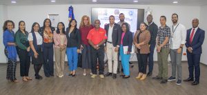 Con la finalidad de dotar de conocimientos esenciales y las técnicas necesarias para brindar asistencia inicial a una persona enferma o lesionada por algún tipo de accidente, colaboradores de la Dirección General de Jubilaciones y Pensiones a Cargo del Estado (DGJP), recibieron una charla sobre Primeros Auxilios Básicos (PAB). La capacitación impartida por Rafael Zabala, del Centro de Operación de Emergencias (COE), tuvo además como objetivo proporcionar las herramientas teóricas y prácticas esenciales para actuar de manera oportuna y adecuada ante situaciones de emergencia, contribuyendo así a preservar la vida y minimizar las consecuencias de lesiones hasta la llegada de los servicios médicos. Durante la charla se expusieron temas como los Clases de Accidentes, Pasos Vitales para dar Respuesta, Normas de Primeros Auxilios, Signos Vitales, Sistema Circulatorio, Tipos de Shock, Hemorragias y Tipos de Quemaduras.