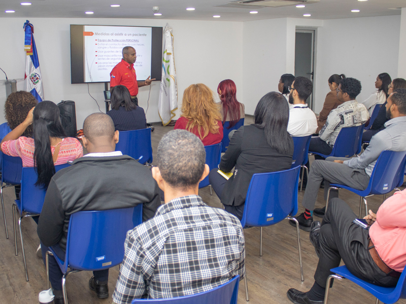 Con la finalidad de dotar de conocimientos esenciales y las técnicas necesarias para brindar asistencia inicial a una persona enferma o lesionada por algún tipo de accidente, colaboradores de la Dirección General de Jubilaciones y Pensiones a Cargo del Estado (DGJP), recibieron una charla sobre Primeros Auxilios Básicos (PAB).

La capacitación impartida por Rafael Zabala, del Centro de Operación de Emergencias (COE), tuvo además como objetivo proporcionar las herramientas teóricas y prácticas esenciales para actuar de manera oportuna y adecuada ante situaciones de emergencia, contribuyendo así a preservar la vida y minimizar las consecuencias de lesiones hasta la llegada de los servicios médicos.

Durante la charla se expusieron temas como los Clases de Accidentes, Pasos Vitales para dar Respuesta, Normas de Primeros Auxilios, Signos Vitales, Sistema Circulatorio, Tipos de Shock, Hemorragias y Tipos de Quemaduras.