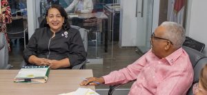 El director general de Jubilaciones y Pensiones a Cargo del Estado, (DGJP) licenciado Juan Rosa, recibió hoy la visita de la Ingeniera Marilyn Díaz, rectora de la Universidad Tecnológica Del Cibao Oriental (UTECO) con quien conversó sobre diversos temas de interés. Durante la visita, la ingeniera Díaz estuvo acompañada por los directivos de UTECO, los señores, Andrés Peguero director del Departamento Legal, Erika Sánchez directora de Recursos Humanos, Marien Acosta, decano Administrativo y Miguel Peña, regente. En el encuentro que tuvo lugar en el despacho del director, también estuvo presente la licenciada Rosalyn Moni, encargada de la División de Análisis de Solicitudes de Pensión de esta DGJP.