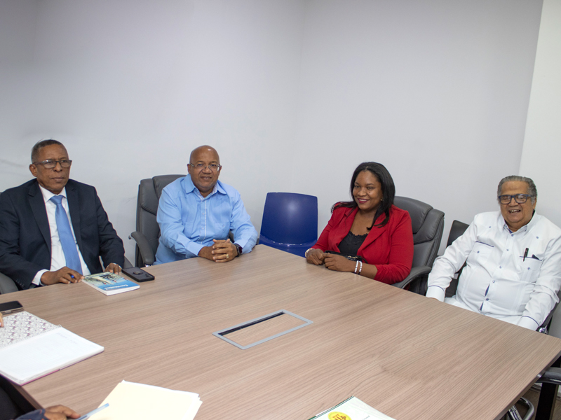 El director general de Jubilaciones y Pensiones a Cargo del Estado, (DGJP) licenciado Juan Rosa, recibió hoy la visita de la Ingeniera Marilyn Díaz, rectora de la Universidad Tecnológica Del Cibao Oriental (UTECO) con quien conversó sobre diversos temas de interés.

Durante la visita, la ingeniera Díaz estuvo acompañada por los directivos de UTECO, los señores, Andrés Peguero director del Departamento Legal, Erika Sánchez directora de Recursos Humanos, Marien Acosta, decano Administrativo y Miguel Peña, regente.

En el encuentro que tuvo lugar en el despacho del director, también estuvo presente la licenciada Rosalyn Moni, encargada de la División de Análisis de Solicitudes de Pensión de esta DGJP.
