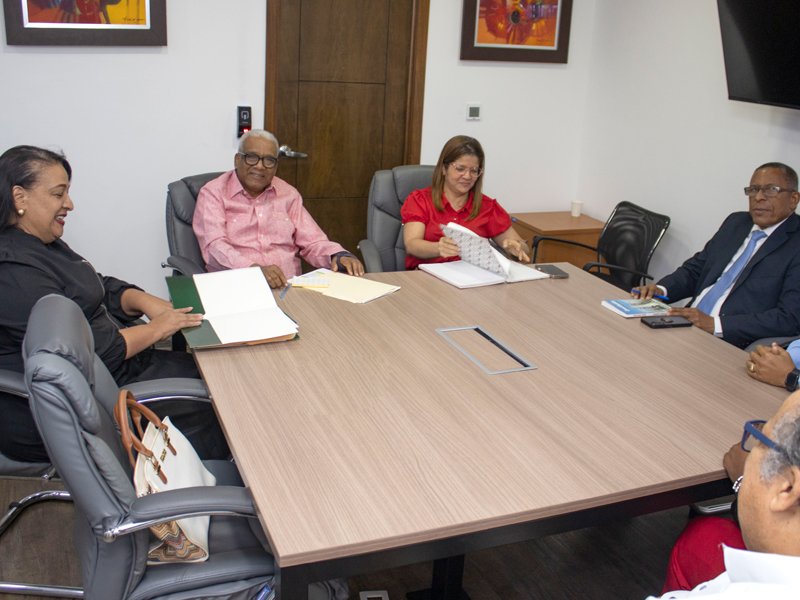 El director general de Jubilaciones y Pensiones a Cargo del Estado, (DGJP) licenciado Juan Rosa, recibió hoy la visita de la Ingeniera Marilyn Díaz, rectora de la Universidad Tecnológica Del Cibao Oriental (UTECO) con quien conversó sobre diversos temas de interés.

Durante la visita, la ingeniera Díaz estuvo acompañada por los directivos de UTECO, los señores, Andrés Peguero director del Departamento Legal, Erika Sánchez directora de Recursos Humanos, Marien Acosta, decano Administrativo y Miguel Peña, regente.

En el encuentro que tuvo lugar en el despacho del director, también estuvo presente la licenciada Rosalyn Moni, encargada de la División de Análisis de Solicitudes de Pensión de esta DGJP.
