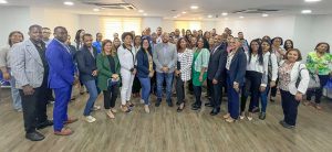 Servidores Públicos de recibieron este viernes por parte de Dirección General de Jubilaciones y Pensiones a Cargo del Estado (DGJP), una charla sobre Sistema de Reparto Estatal Dominicano, encuentro que reunió a decenas de colaboradores de las áreas de Recursos Humanos de más de 60 instituciones gubernamentales. En el encuentro, el subdirector general de la DGJP, licenciado Félix Joel Almonte, en representación del director general, licenciado Juan Rosa, destacó la importancia de estas charlas, ya que permiten que los servidores públicos conozcan que hace la Dirección de Pensiones y cuáles son los procedimientos y requisitos para solicitar una pensión por el Sistema de Reparto.