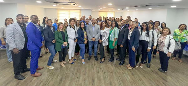 Servidores Públicos de recibieron este viernes por parte de Dirección General de Jubilaciones y Pensiones a Cargo del Estado (DGJP), una charla sobre Sistema de Reparto Estatal Dominicano, encuentro que reunió a decenas de colaboradores de las áreas de Recursos Humanos de más de 60 instituciones gubernamentales. En el encuentro, el subdirector general de la DGJP, licenciado Félix Joel Almonte, en representación del director general, licenciado Juan Rosa, destacó la importancia de estas charlas, ya que permiten que los servidores públicos conozcan que hace la Dirección de Pensiones y cuáles son los procedimientos y requisitos para solicitar una pensión por el Sistema de Reparto.