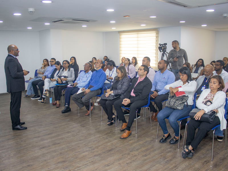 Servidores Públicos de recibieron este viernes por parte de Dirección General de Jubilaciones y Pensiones a Cargo del Estado (DGJP), una charla sobre Sistema de Reparto Estatal Dominicano, encuentro que reunió a decenas de colaboradores de las áreas de Recursos Humanos de más de 60 instituciones gubernamentales.

En el encuentro, el subdirector general de la DGJP, licenciado Félix Joel Almonte, en representación del director general, licenciado Juan Rosa, destacó la importancia de estas charlas, ya que permiten que los servidores públicos conozcan que hace la Dirección de Pensiones y cuáles son los procedimientos y requisitos para solicitar una pensión por el Sistema de Reparto.
