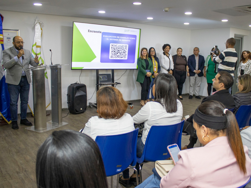 Servidores Públicos de recibieron este viernes por parte de Dirección General de Jubilaciones y Pensiones a Cargo del Estado (DGJP), una charla sobre Sistema de Reparto Estatal Dominicano, encuentro que reunió a decenas de colaboradores de las áreas de Recursos Humanos de más de 60 instituciones gubernamentales.

En el encuentro, el subdirector general de la DGJP, licenciado Félix Joel Almonte, en representación del director general, licenciado Juan Rosa, destacó la importancia de estas charlas, ya que permiten que los servidores públicos conozcan que hace la Dirección de Pensiones y cuáles son los procedimientos y requisitos para solicitar una pensión por el Sistema de Reparto.
