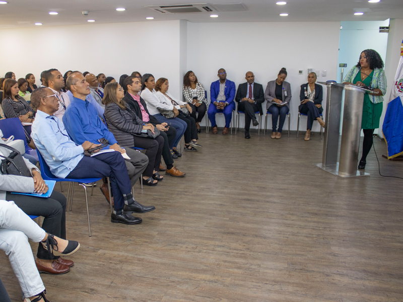 Servidores Públicos de recibieron este viernes por parte de Dirección General de Jubilaciones y Pensiones a Cargo del Estado (DGJP), una charla sobre Sistema de Reparto Estatal Dominicano, encuentro que reunió a decenas de colaboradores de las áreas de Recursos Humanos de más de 60 instituciones gubernamentales.

En el encuentro, el subdirector general de la DGJP, licenciado Félix Joel Almonte, en representación del director general, licenciado Juan Rosa, destacó la importancia de estas charlas, ya que permiten que los servidores públicos conozcan que hace la Dirección de Pensiones y cuáles son los procedimientos y requisitos para solicitar una pensión por el Sistema de Reparto.
