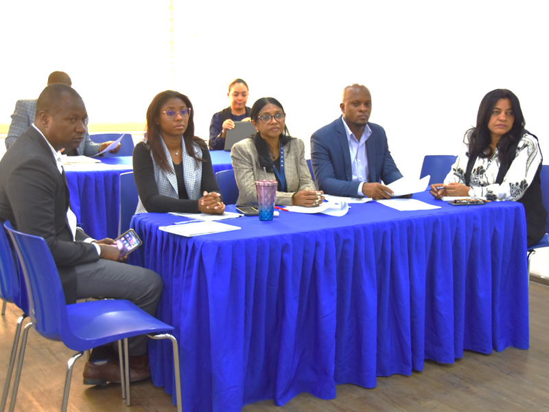La Dirección General de Jubilaciones y Pensiones, en coordinación con el Instituto de Formación Técnico Profesional (INFOTEP), realizó el curso-taller “Ortografía y Redacción”, dirigido a encargados, secretarias y el personal que elaboren comunicaciones a través de la plataforma Transdoc, con el objetivo de fortalecer sus habilidades para una escritura correcta. La capacitación estuvo a cargo de la licenciada María Terrero Rodríguez, facilitadora del INFOTEP, quien expuso de manera detallada temas fundamentales como la redacción, su definición y cualidades, la acentuación ortográfica, las sílabas, los tipos de acentos (agudos y graves), así como la tilde diacrítica. También se presentaron los principales tipos de redacción: literaria y administrativa, junto con sus respectivas definiciones. La Dirección General de Jubilaciones y Pensiones, en coordinación con el Instituto de Formación Técnico Profesional (INFOTEP), realizó el curso-taller “Ortografía y Redacción”, dirigido a encargados, secretarias y el personal que elaboren comunicaciones a través de la plataforma Transdoc, con el objetivo de fortalecer sus habilidades para una escritura correcta. La capacitación estuvo a cargo de la licenciada María Terrero Rodríguez, facilitadora del INFOTEP, quien expuso de manera detallada temas fundamentales como la redacción, su definición y cualidades, la acentuación ortográfica, las sílabas, los tipos de acentos (agudos y graves), así como la tilde diacrítica. También se presentaron los principales tipos de redacción: literaria y administrativa, junto con sus respectivas definiciones.
