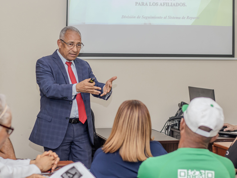 La Dirección General de Jubilaciones y Pensiones a Cargo del Estado (DGJP) impartió una charla formativa a colaboradores del Instituto Nacional de Coordinación de Trasplante (INCORT), con el objetivo de fortalecer sus conocimientos sobre el Sistema de Reparto Estatal y las leyes que lo rigen.

La capacitación estuvo a cargo de los licenciados Francia de los Santos y José Santos, facilitadores de la División de Seguimiento del Sistema de Reparto de la DGJP, quienes abordaron de manera detallada los antecedentes, beneficios y procedimientos asociados a este régimen.