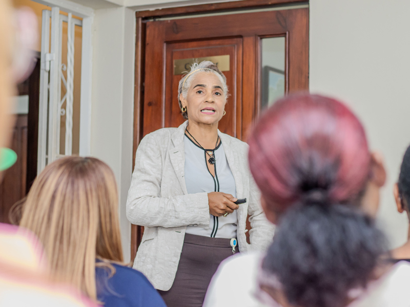 La Dirección General de Jubilaciones y Pensiones a Cargo del Estado (DGJP) impartió una charla formativa a colaboradores del Instituto Nacional de Coordinación de Trasplante (INCORT), con el objetivo de fortalecer sus conocimientos sobre el Sistema de Reparto Estatal y las leyes que lo rigen.

La capacitación estuvo a cargo de los licenciados Francia de los Santos y José Santos, facilitadores de la División de Seguimiento del Sistema de Reparto de la DGJP, quienes abordaron de manera detallada los antecedentes, beneficios y procedimientos asociados a este régimen.